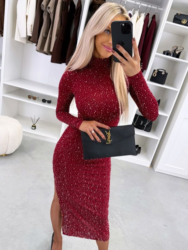 Tamsiai Raudona Tampraus Audinio Suknelė Su Cirkoniais Ir Skeltuku