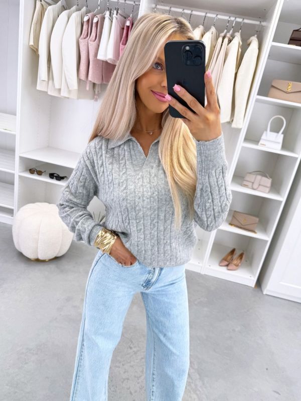 Pilka Minkštas Megztinis Su V Formos Iškirpte