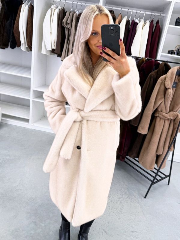 Gaiši Bēša Grezns Ziemas Mētelis Ar Sasienamu Jostu Priekšpusē