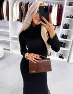 Tumepunane Kõrge Kaeluse Ja Lõhikuga Kampsunkleit