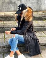 Черный Зимняя куртка с натуральным мехом и водонепроницаемым материалом.