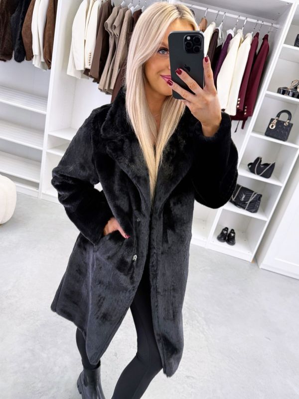 Melns Viegls Un Maigs Mētelis Ar Spiedpogām