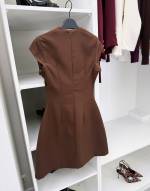 Ruda Suknelė Su Paryškintu Liemeniu Ir Platėjančiu Siluetu