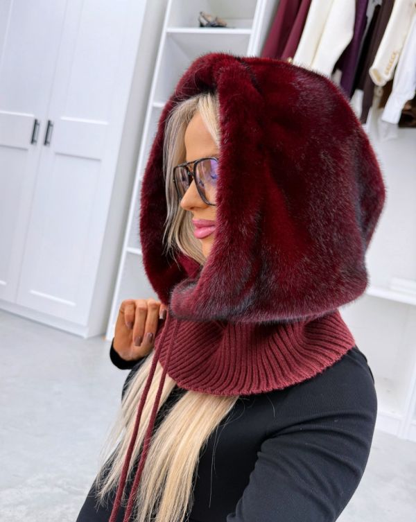 Tamsiai Raudona Kaklą Dengianti Kepurė