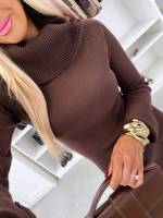 Tumepunane Kõrge Kaeluse Ja Lõhikuga Kampsunkleit