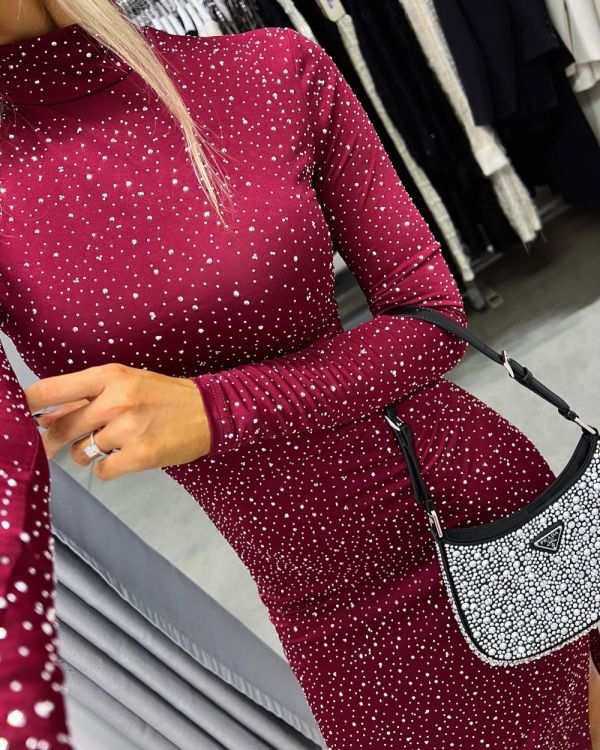 Tamsiai Raudona Tampraus Audinio Suknelė Su Cirkoniais Ir Skeltuku