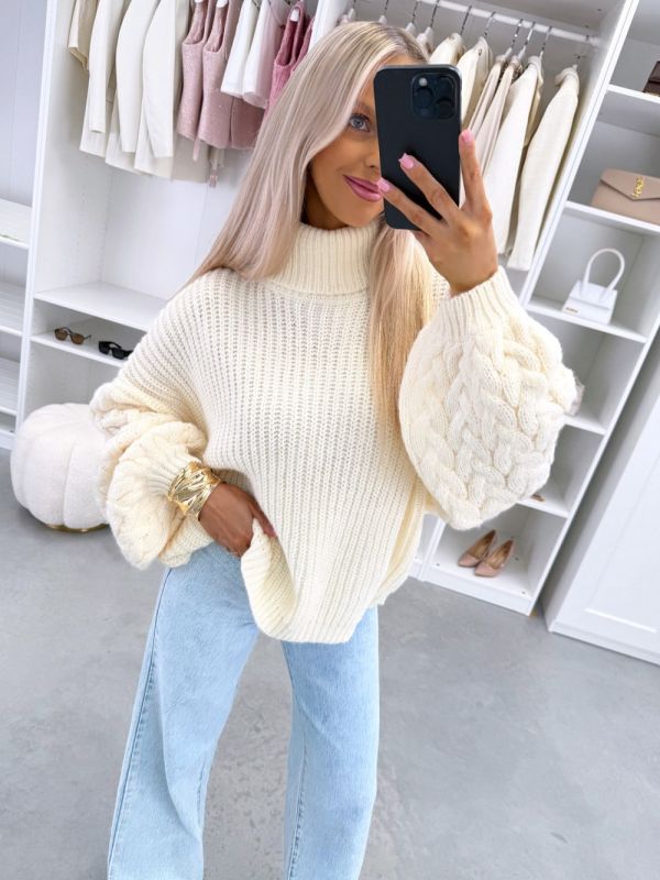 Šviesiai Smėlio Spalvos Aukštos Apykaklės Laisvo Silueto Megztinis