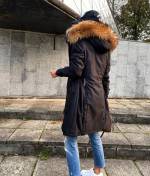Черный Зимняя куртка с натуральным мехом и водонепроницаемым материалом.