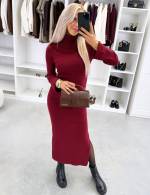 Tumepunane Kõrge Kaeluse Ja Lõhikuga Kampsunkleit