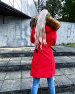 Черный Зимняя куртка с натуральным мехом и водонепроницаемым материалом.