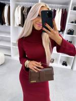 Tumepunane Kõrge Kaeluse Ja Lõhikuga Kampsunkleit