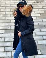 Черный Зимняя куртка с натуральным мехом и водонепроницаемым материалом.